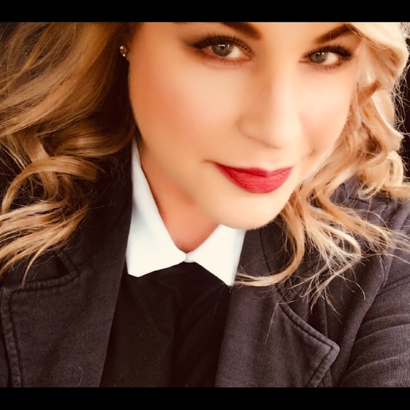 Meet your Posher, Julie - Picture 1 of 3